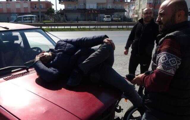 Otomobille motosiklet çarpıştı, sürücüsünün bacağı dizinden ters döndü