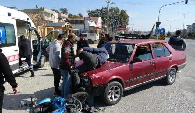 Otomobille motosiklet çarpıştı, sürücüsünün bacağı dizinden ters döndü