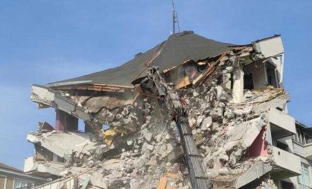 1999 Marmara Depremi'nde hasar almıştı, 24 yıl sonra yıkımına başlandı