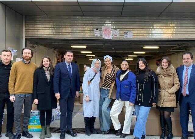 ABD'li ünlü model Bella Hadid, depremzedeler için Türkevi'ne yardım kutuları getirdi ABD'li ünlü model Bella Hadid, depremzedeler için Türkevi'ne yardım kutuları getirdi