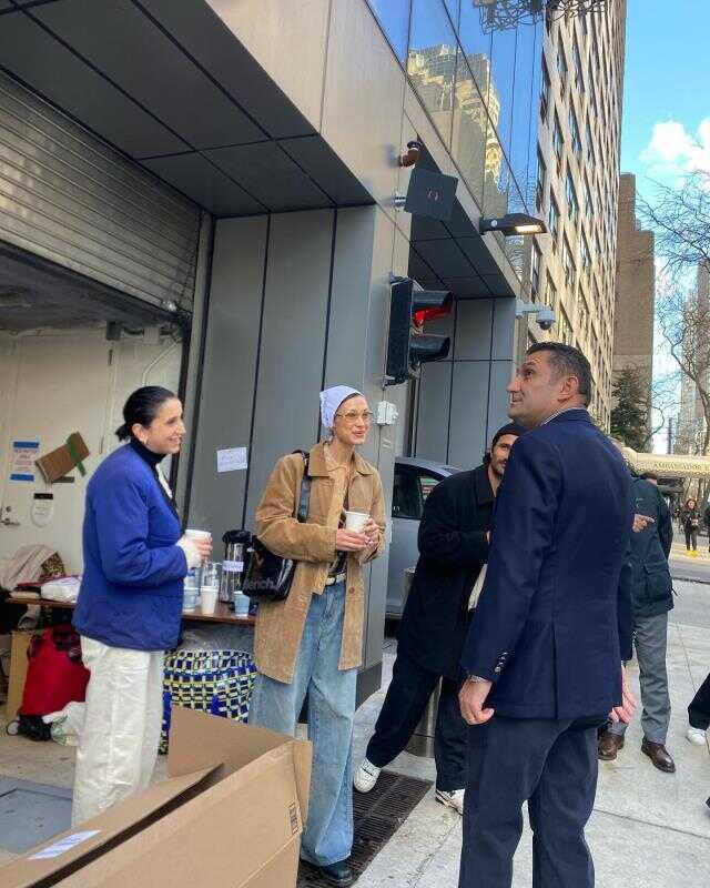 ABD'li ünlü model Bella Hadid, depremzedeler için Türkevi'ne yardım kutuları getirdi ABD'li ünlü model Bella Hadid, depremzedeler için Türkevi'ne yardım kutuları getirdi