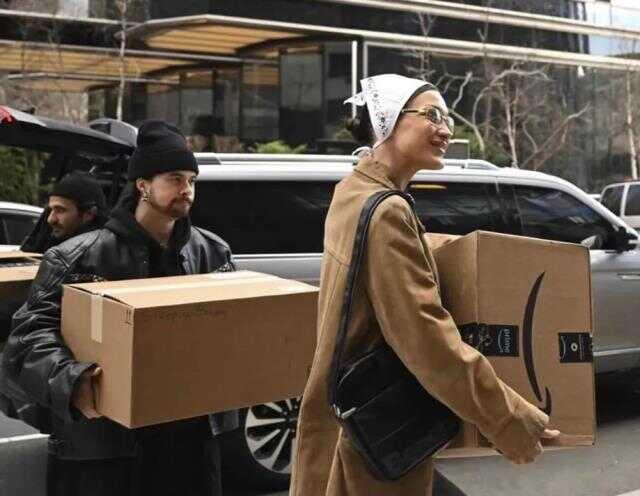 ABD'li ünlü model Bella Hadid, depremzedeler için Türkevi'ne yardım kutuları getirdi ABD'li ünlü model Bella Hadid, depremzedeler için Türkevi'ne yardım kutuları getirdi