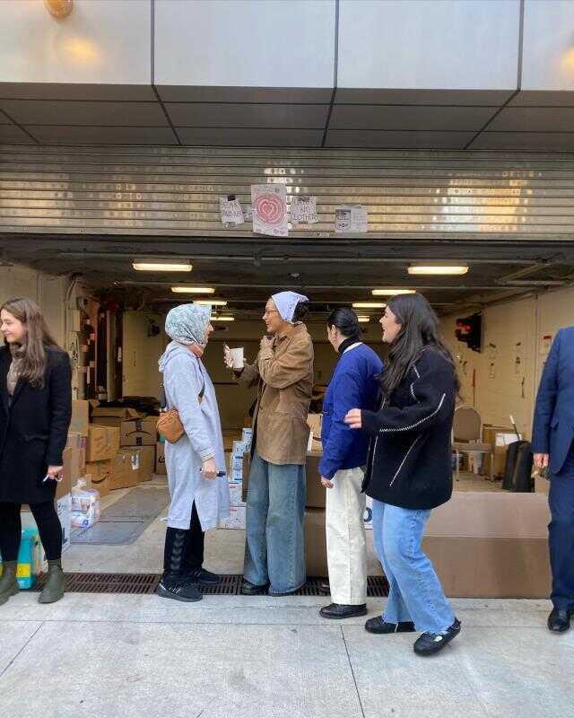 ABD'li ünlü model Bella Hadid, depremzedeler için Türkevi'ne yardım kutuları getirdi ABD'li ünlü model Bella Hadid, depremzedeler için Türkevi'ne yardım kutuları getirdi