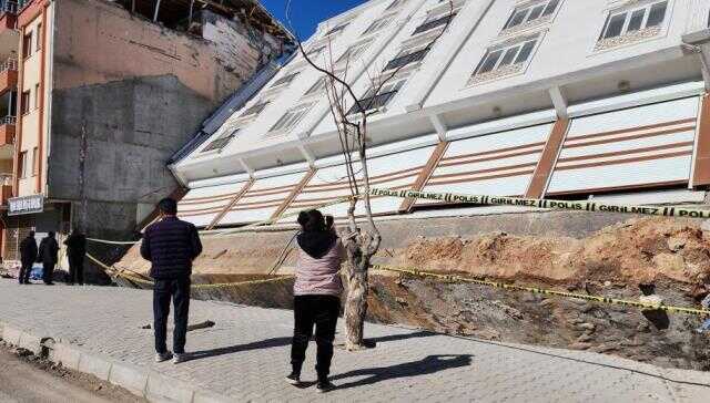 Deprem bölgesindeki ibretlik bina! Görenler fotoğraf çektirmeden geçmiyor