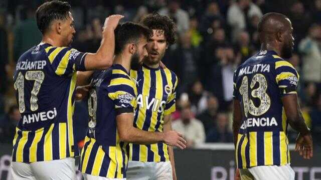 Deprem felaketi nedeniyle ara verilen Süper Lig'in açılış maçında Fenerbahçe, Konyaspor'u 4-0 mağlup etti