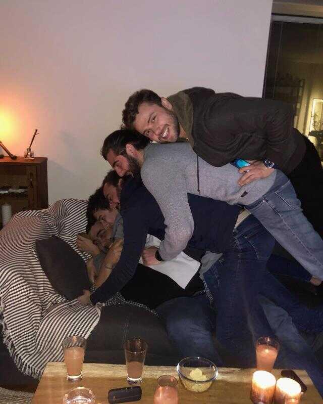 Dizi sektörünün tanınan ismi Köknar Rüştü Tezay vefat etti! Ünlü isimler cenazede gözyaşlarına boğuldu Dizi sektörünün tanınan ismi Köknar Rüştü Tezay vefat etti! Ünlü isimler cenazede gözyaşlarına boğuldu