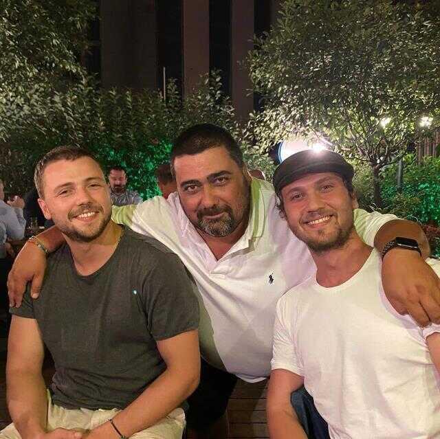 Dizi sektörünün tanınan ismi Köknar Rüştü Tezay vefat etti! Ünlü isimler cenazede gözyaşlarına boğuldu Dizi sektörünün tanınan ismi Köknar Rüştü Tezay vefat etti! Ünlü isimler cenazede gözyaşlarına boğuldu