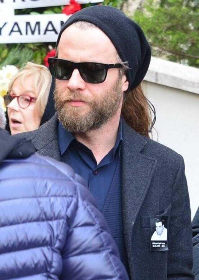 Dizi sektörünün tanınan ismi Köknar Rüştü Tezay vefat etti! Ünlü isimler cenazede gözyaşlarına boğuldu Dizi sektörünün tanınan ismi Köknar Rüştü Tezay vefat etti! Ünlü isimler cenazede gözyaşlarına boğuldu