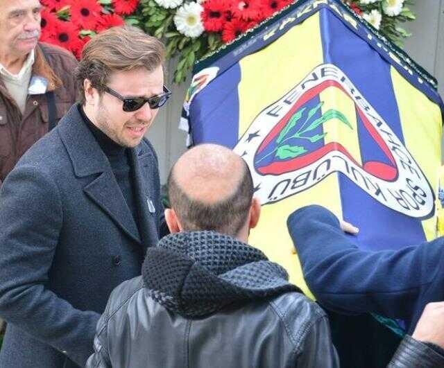 Dizi sektörünün tanınan ismi Köknar Rüştü Tezay vefat etti! Ünlü isimler cenazede gözyaşlarına boğuldu Dizi sektörünün tanınan ismi Köknar Rüştü Tezay vefat etti! Ünlü isimler cenazede gözyaşlarına boğuldu