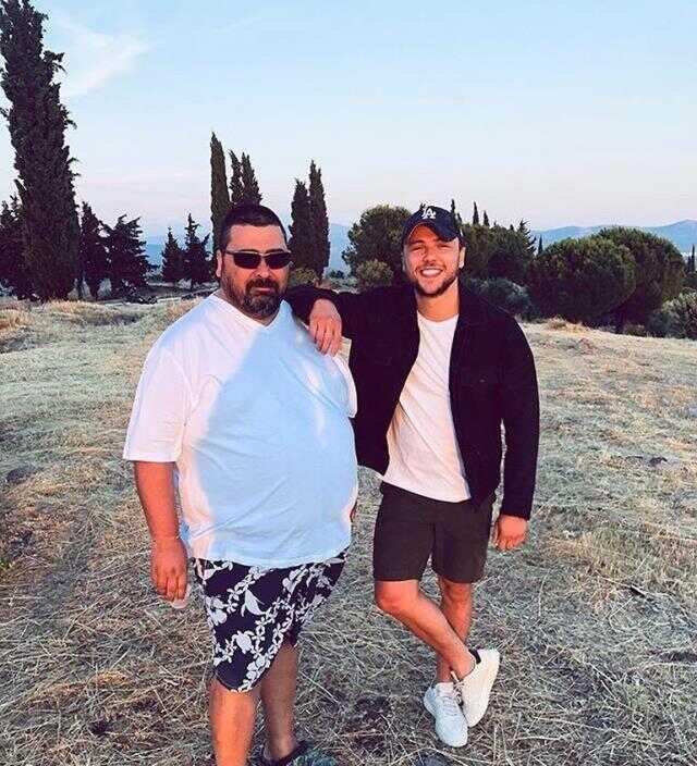 Dizi sektörünün tanınan ismi Köknar Rüştü Tezay vefat etti! Ünlü isimler cenazede gözyaşlarına boğuldu Dizi sektörünün tanınan ismi Köknar Rüştü Tezay vefat etti! Ünlü isimler cenazede gözyaşlarına boğuldu