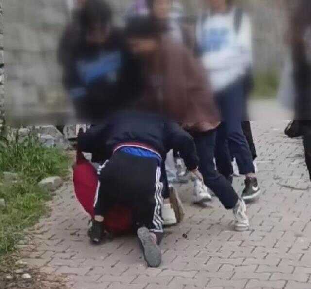 En büyüğü 14 yaşında! Kız öğrencilerin sokak ortasında saç saça kavgası kamerada