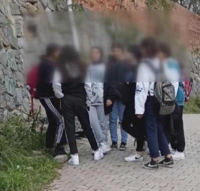 En büyüğü 14 yaşında! Kız öğrencilerin sokak ortasında saç saça kavgası kamerada