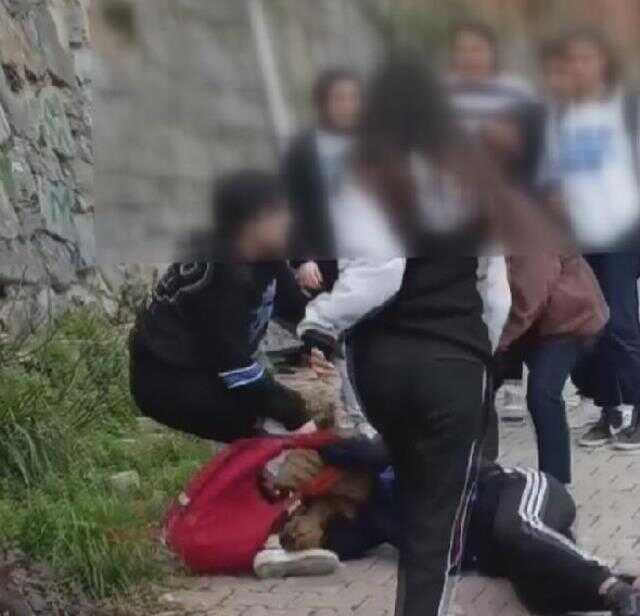 En büyüğü 14 yaşında! Kız öğrencilerin sokak ortasında saç saça kavgası kamerada