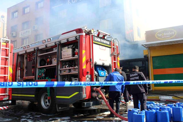 İzmir'de kozmetik mağazası deposunda yangın: Mahsur kalanlar var