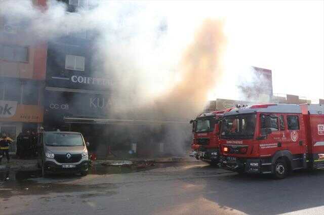 İzmir'de kozmetik mağazasının deposunda yangın: 2 ölü (2)