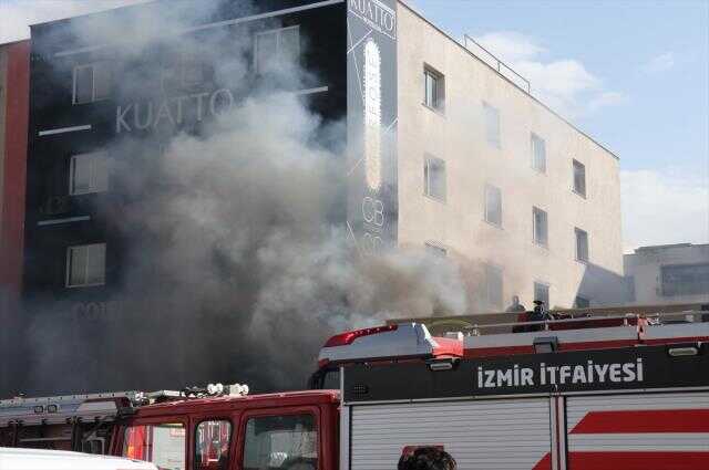 İzmir'de kozmetik mağazasının deposunda yangın: 2 ölü (2)