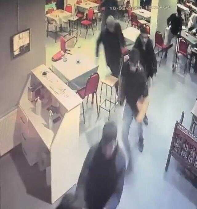 Başı dönen adam deprem oluyor sandı, kıraathaneyi birbirine kattı! Anbean kamerada