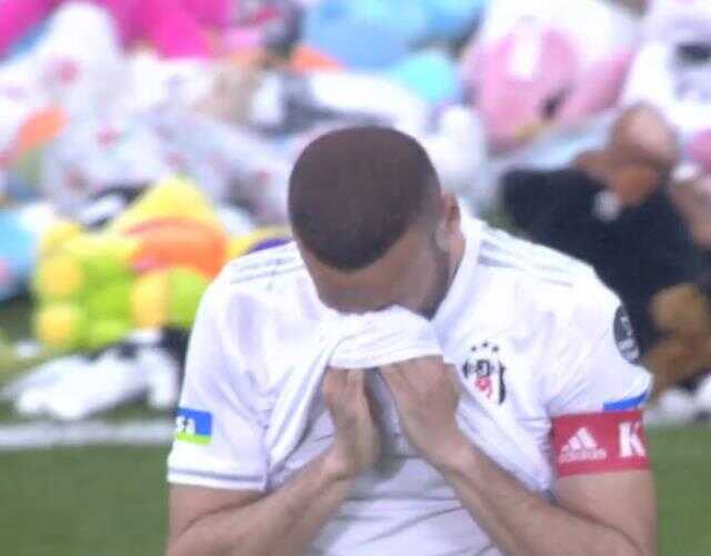 Beşiktaş-Antalyaspor maçında duygu dolu anlar! Cenk Tosun hüngür hüngür ağladı