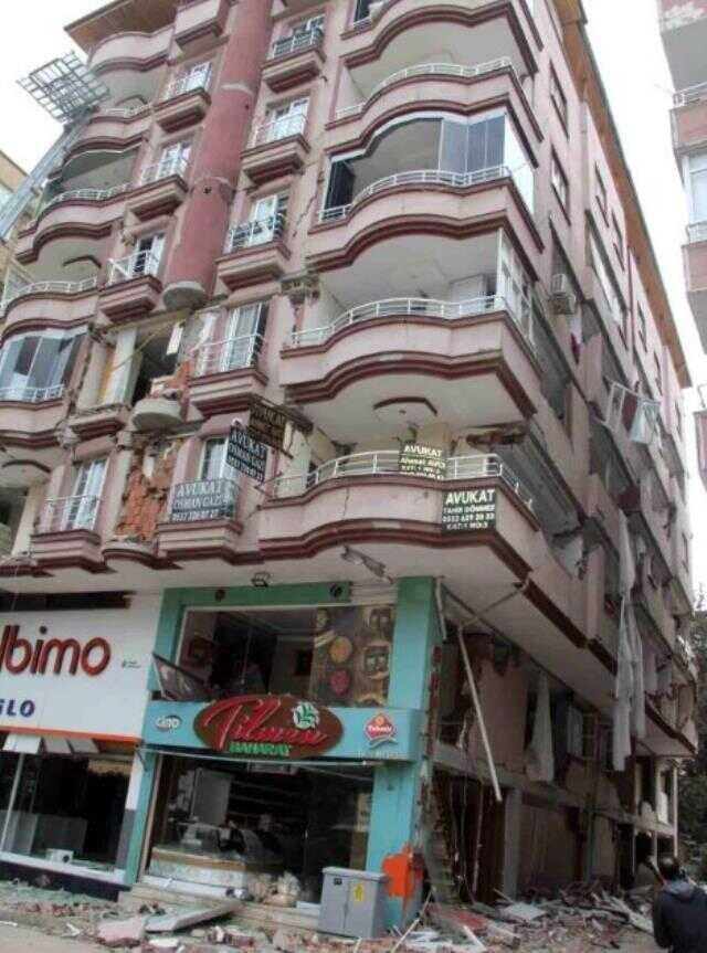 Depremde 60 kişiyi kurtardı, düşen duvarın altında kalarak hayatını kaybetti Depremde 60 kişiyi kurtardı, düşen duvarın altında kalarak hayatını kaybetti