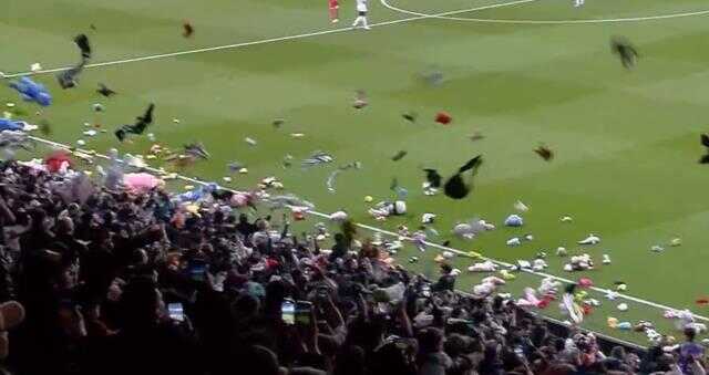 Duygu dolu anlar! Beşiktaş stadının tüm zemini oyuncuklarla doldu