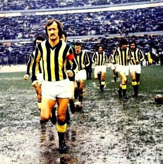 Fenerbahçe'nin efsane futbolcusu Ziya Şengül yaşamını yitirdi Fenerbahçe'nin efsane futbolcusu Ziya Şengül yaşamını yitirdi