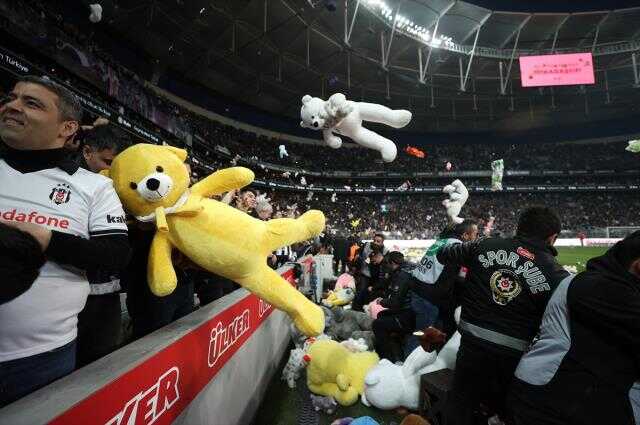 Herkesin gözü doldu! Beşiktaş stadının zeminine oyuncak yağdı