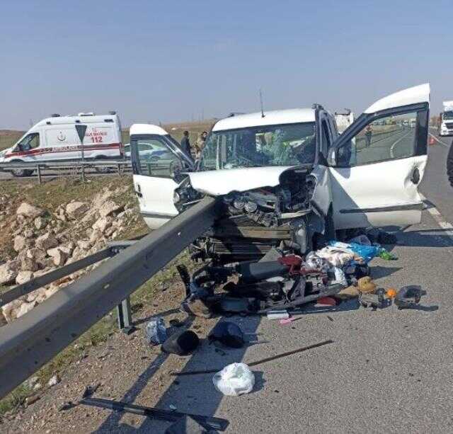 Kamyonet bariyere saplandı: 2 ölü, 3 yaralı Kamyonet bariyere saplandı: 2 ölü, 3 yaralı