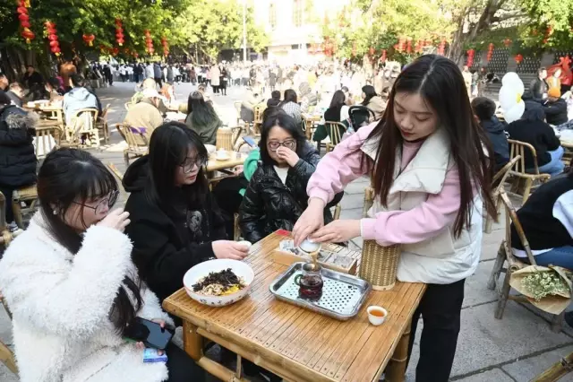 Çin'in Fuzhou Kentinde Çay Kültürü Çay Evlerinde Sürüyor