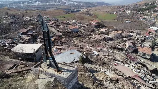HARMANLI'DA DEPREMLE GELEN HASAR HAVADAN GÖRÜNTÜLENDİ