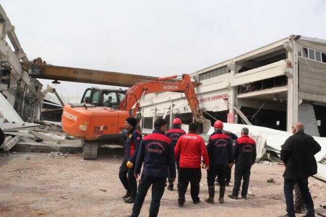 Kahramanmaraş'taki depremde hasar alan metal fabrikası çöktü! 1 ölü, 4 yaralı Kahramanmaraş'taki depremde hasar alan metal fabrikası çöktü! 1 ölü, 4 yaralı