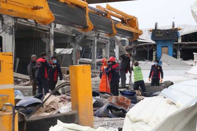 Kahramanmaraş'taki depremde hasar alan metal fabrikası çöktü! 1 ölü, 4 yaralı Kahramanmaraş'taki depremde hasar alan metal fabrikası çöktü! 1 ölü, 4 yaralı