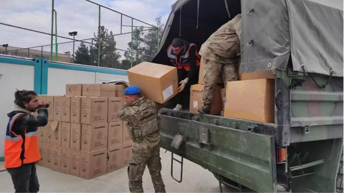 Mehmetçik deprem bölgesinde yaraları sarmaya devam ediyor