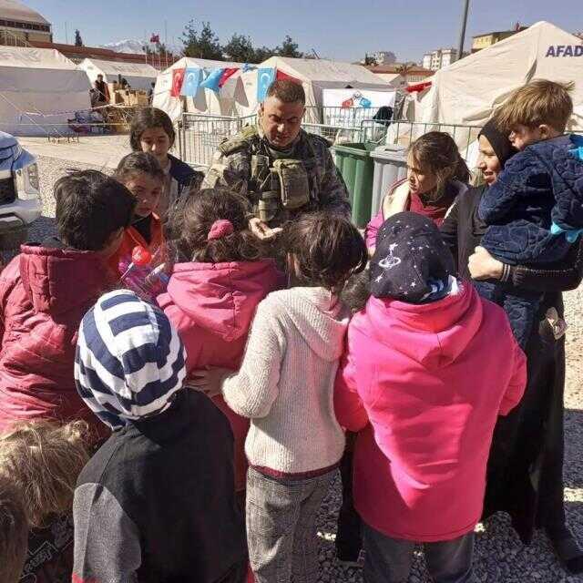 Mehmetçik deprem bölgesinde yaraları sarmaya devam ediyor
