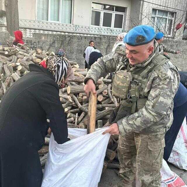 Mehmetçik deprem bölgesinde yaraları sarmaya devam ediyor