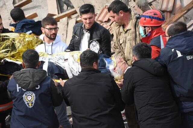 Son Dakika! Malatya'da eşya almak için girdikleri evde depreme yakalanan bir baba ve kızı enkazdan sağ çıkarıldı