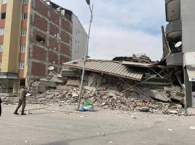 Son dakika! Yeşilyurt Belediye Başkanı'ndan 5.6'lık depremle ilgili açıklama: Baba ve kızı enkaz altında kaldı