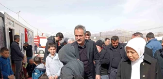 Bakan Özer, Doğanşehir'de konteyner kenti ziyaret etti