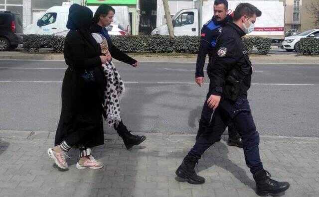 Dilenen kadının kucağındaki kundaktan bebek değil oyuncak ayı çıktı