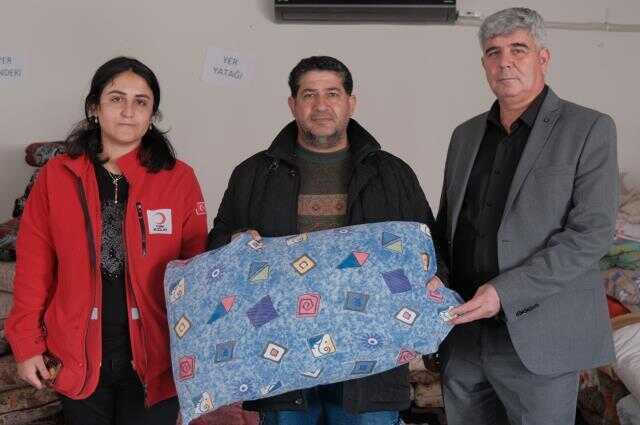 Hataylı depremzede kendisine verilen yastıkta bulduğu altını yetkililere teslim etti Hataylı depremzede kendisine verilen yastıkta bulduğu altını yetkililere teslim etti