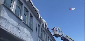 Karlıova'da tehlike arz eden buz sarkıtları temizleniyor
