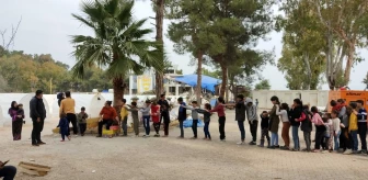 Kırıkhan'daki çadır kentte çocuklar gönüllü ekiple eğleniyor