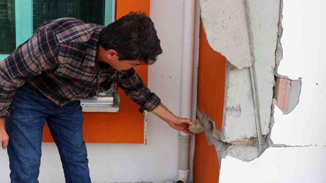 4 yıllık binanın kolon ve kiriş aralarında tahta parçaları çıktı