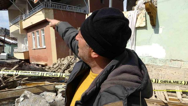 Depremde ağır hasan alan binanın birinci katı yere gömüldü Depremde ağır hasan alan binanın birinci katı yere gömüldü