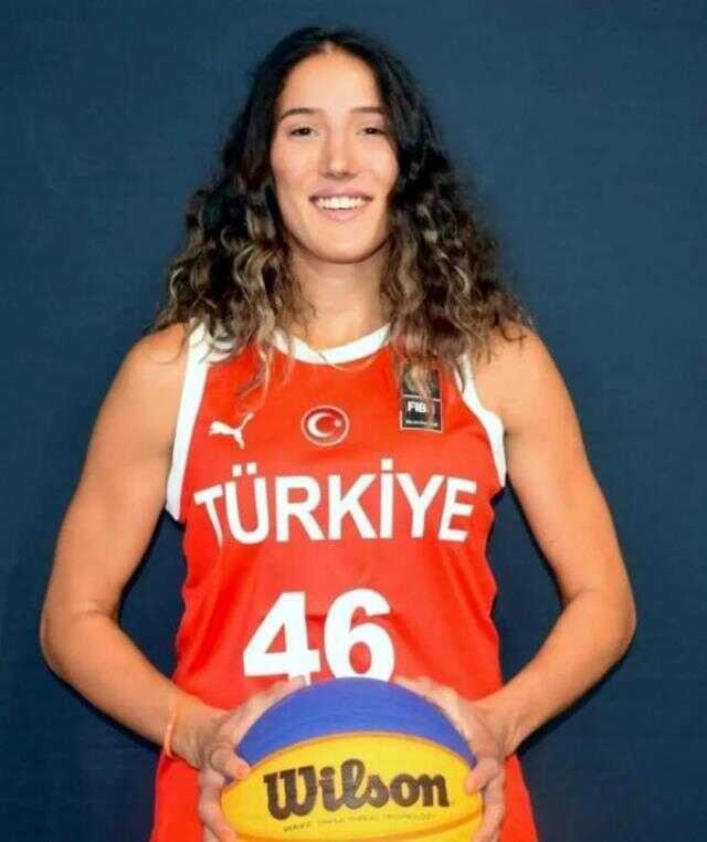 Depremde hayatını kaybeden milli basketbolcu Nilay Aydoğan ile babaannesinin son görüntüleri ortaya çıktı