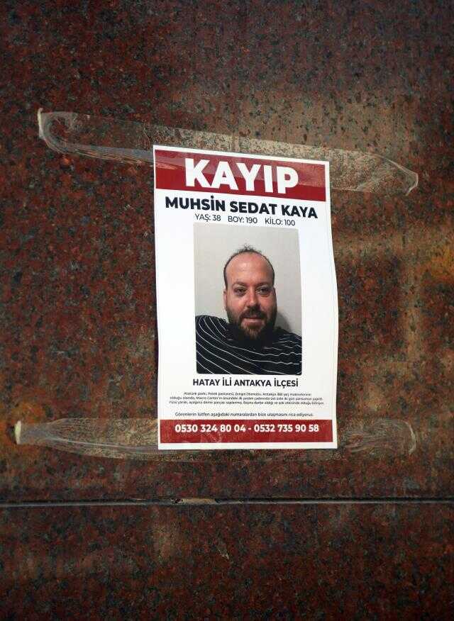 Depremin büyük yıkım yarattığı Antakya'da sokaklar, kayıp ilanları ile doldu