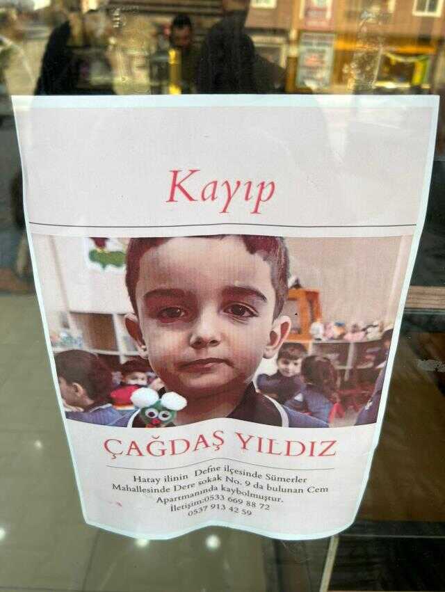 Depremin büyük yıkım yarattığı Antakya'da sokaklar, kayıp ilanları ile doldu