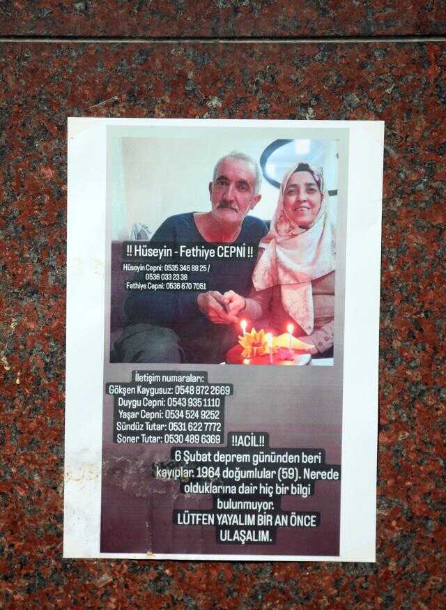 Depremin büyük yıkım yarattığı Antakya'da sokaklar, kayıp ilanları ile doldu