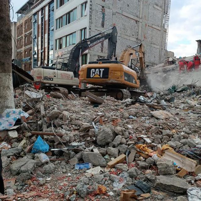 Gönüllü kepçe operatörü, 2 enkazda bulduğu ziynet eşyası ve yüklü para buldu