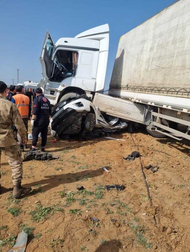Korkunç kazadan geriye bu fotoğraf kaldı! Ekipler cansız bedenlere ulaşmakta zorlandı
