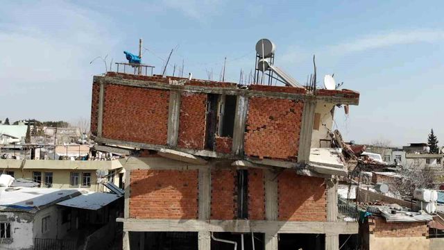 Depremin yıktığı binada ilginç görüntü! Üçüncü kat ortadan kayboldu Depremin yıktığı binada ilginç görüntü! Üçüncü kat ortadan kayboldu